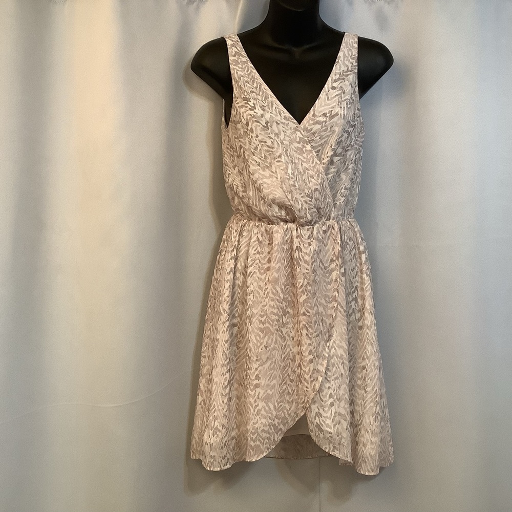 H&M Dress Women’s Size 4. Faux Wrap Tulip Hem Midi White Tan